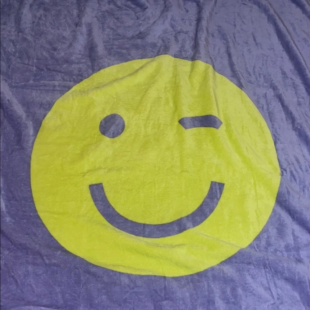 Kids Winking Smiley Face Blanket 60x45 Never Used Came Out Packaging in Pallet